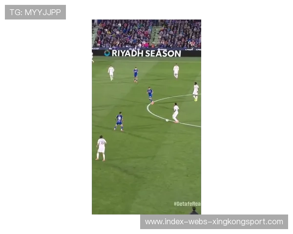 姆巴佩面对对方门将搓出美妙弧线